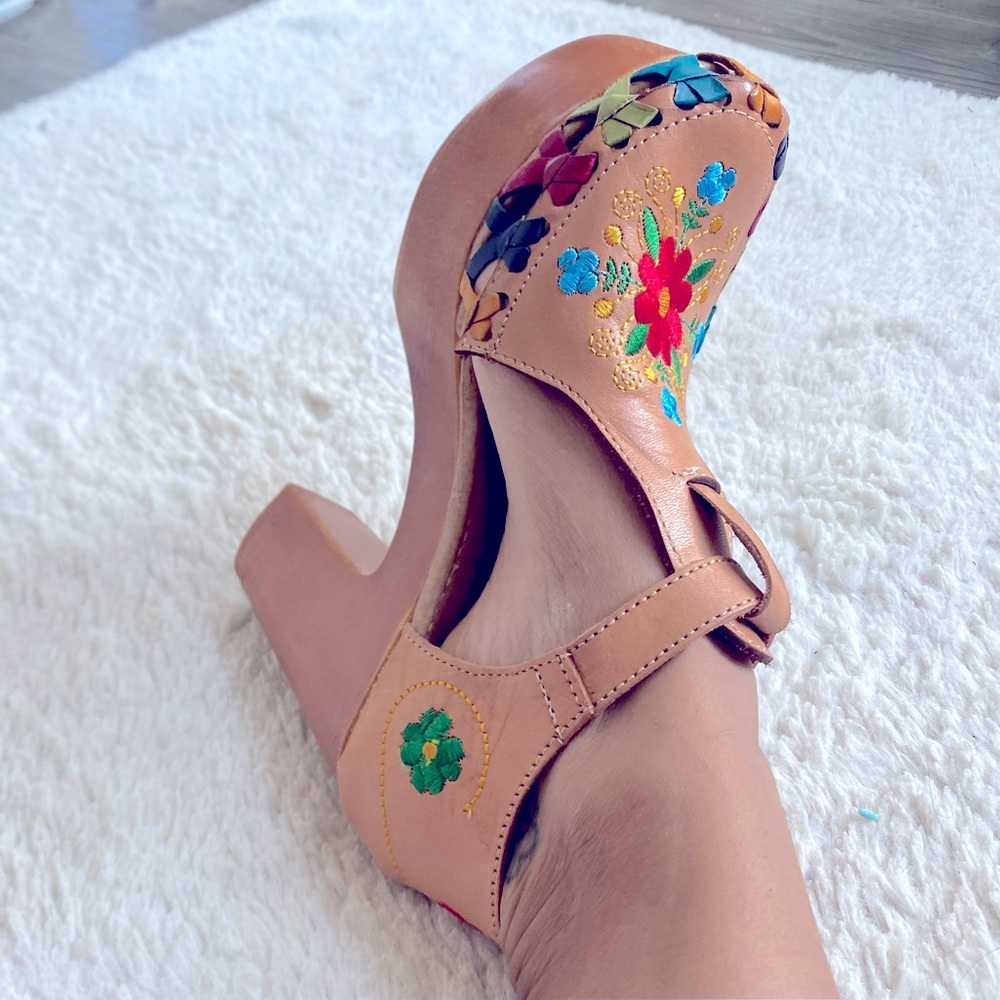 Chnky platform floral leather sandals